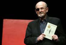 Entre Cervantes, la migración y Facebook: las ideas de Salman Rushdie en Oaxaca
