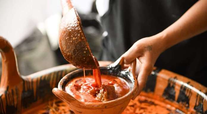 La historia del mole de caderas, entre la tradición y la memoria de la Mixteca