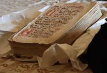 Casi 500 años en una comunidad serrana: el libro colonial que Tiltepec confía a la Biblioteca Burgoa para restaurarlo.