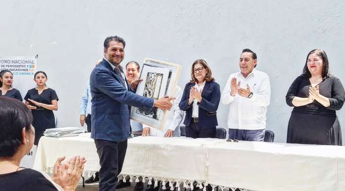 Foro Nacional de Periodistas en Oaxaca reconoce trayectoria de Juan Carlos Zavala